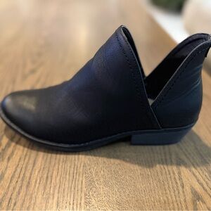 Universal Thread Black Ankle Booties